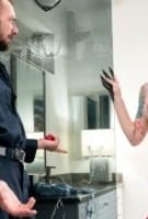 Travesti Hatun, Tesisatçıya Boru Döşetiyor
